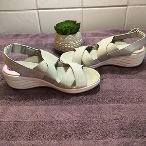 🆕️ Easy Spirit light grey heeled sandals - 8.5 *NWOT*
